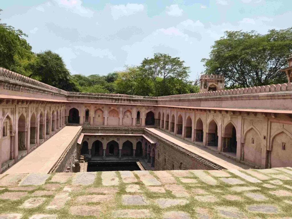 Rajon Ki Baoli stepwell Mehrauli Delhi - Ancient water structure with arched colonnade and
traditional baoli architecture, pink-hued walls with decorative elements